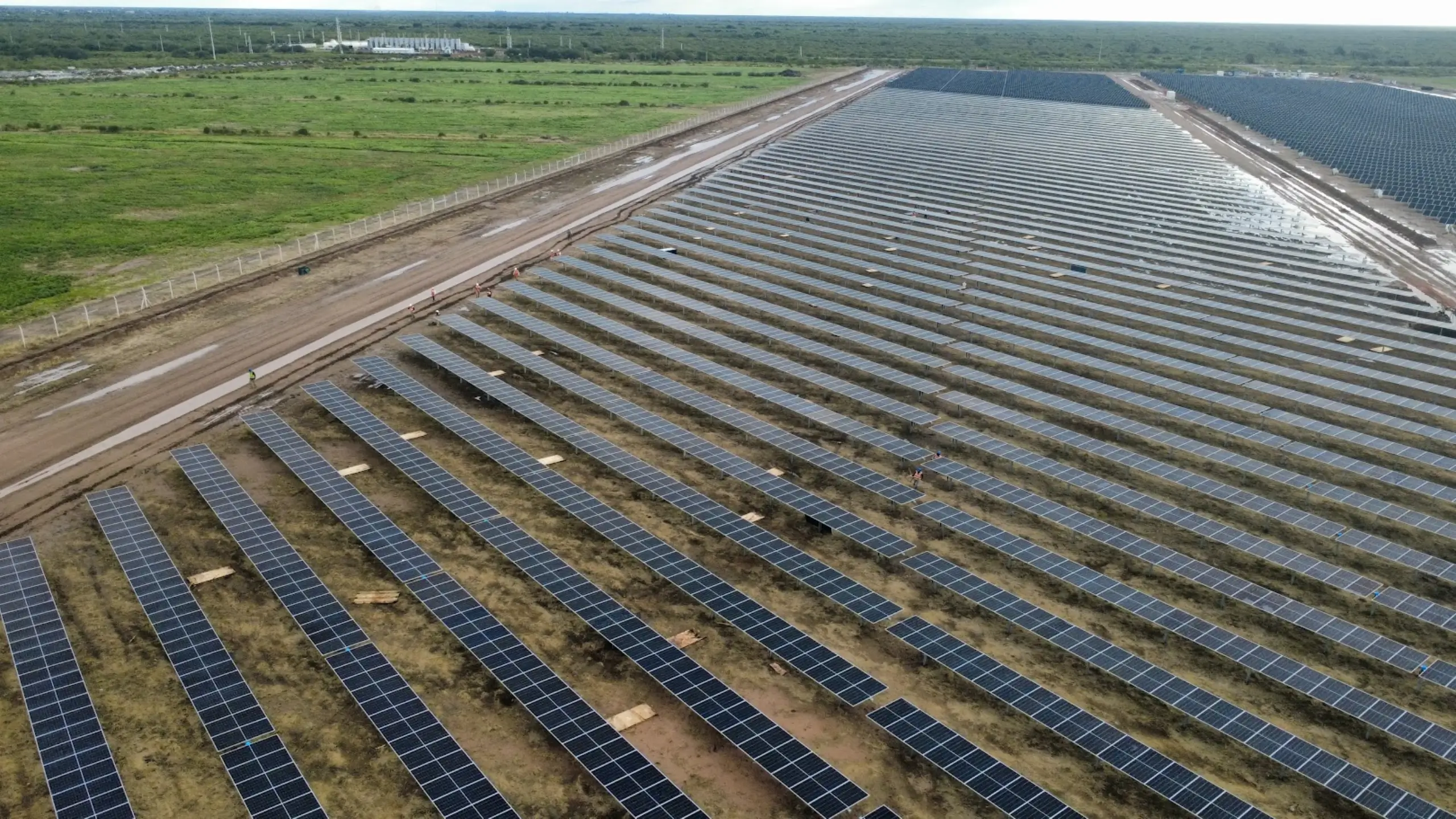 Vista aérea de un parque solar construido por Grupo Zenit