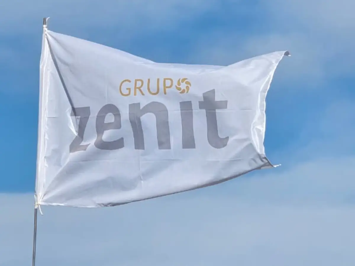 Reunión de trabajo de Grupo Zenit con un cliente en obra