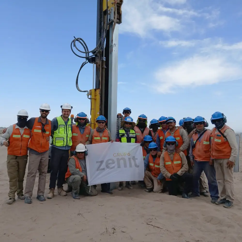 Profesionales de Grupo Zenit revisando el avance de obra