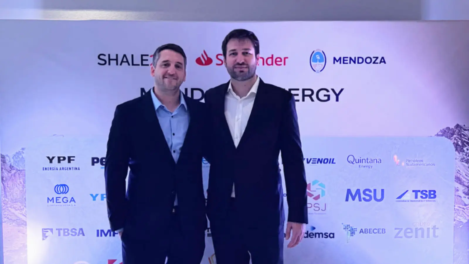 Integrantes de Grupo Zenit frente al panel de sponsors del Shale24 – Santander Mendoza Energy Summit 2026