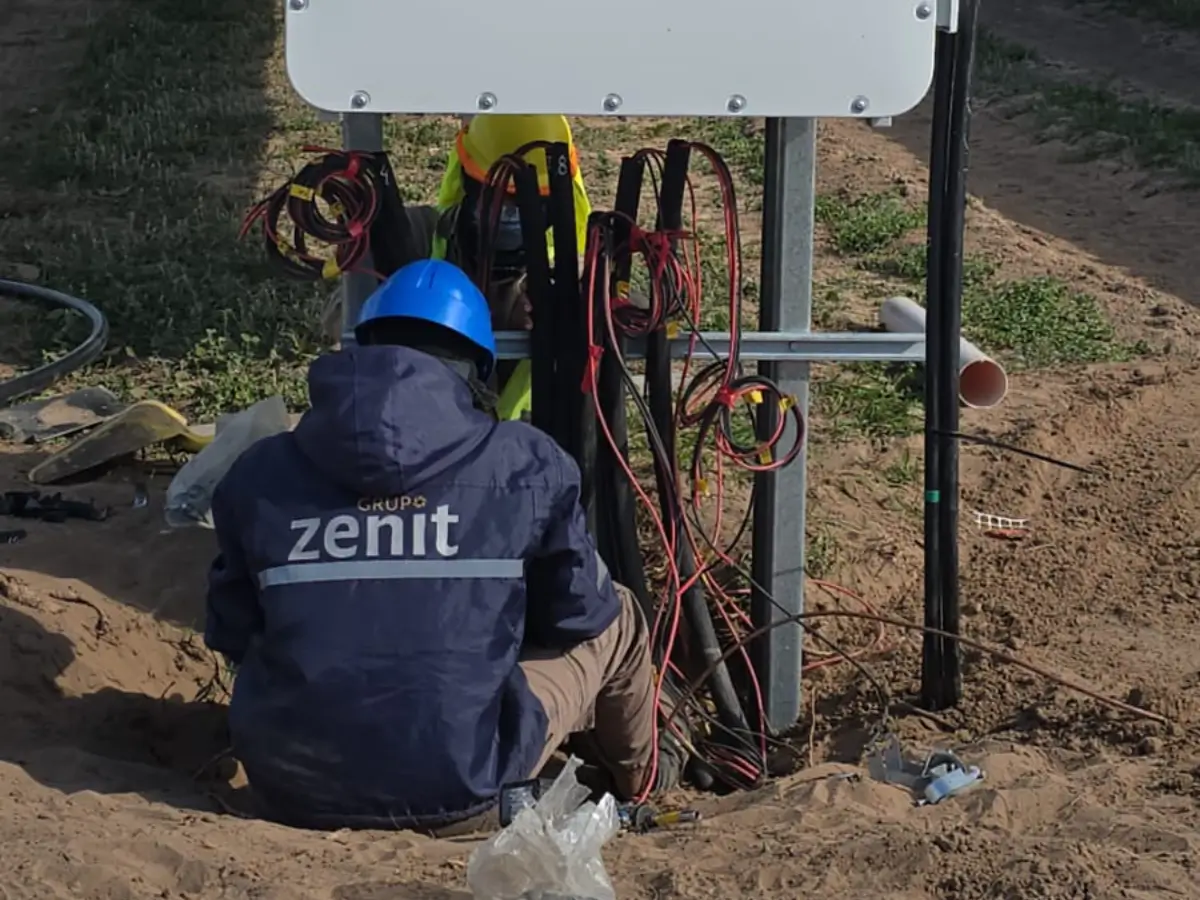 Operador realizando una instalación eléctrica con su equipo de seguridad