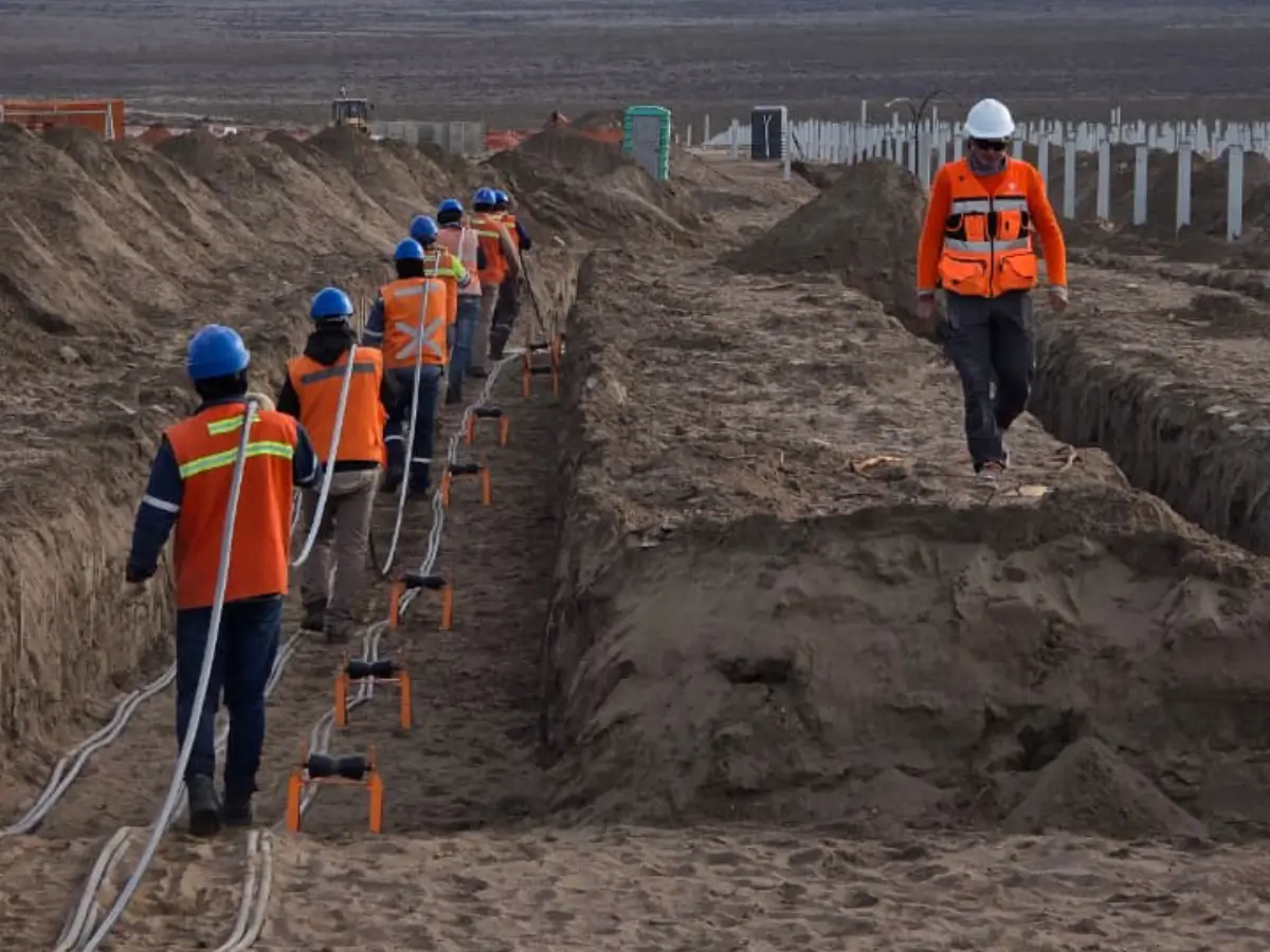 Inversores y conexionado eléctrico en un parque solar