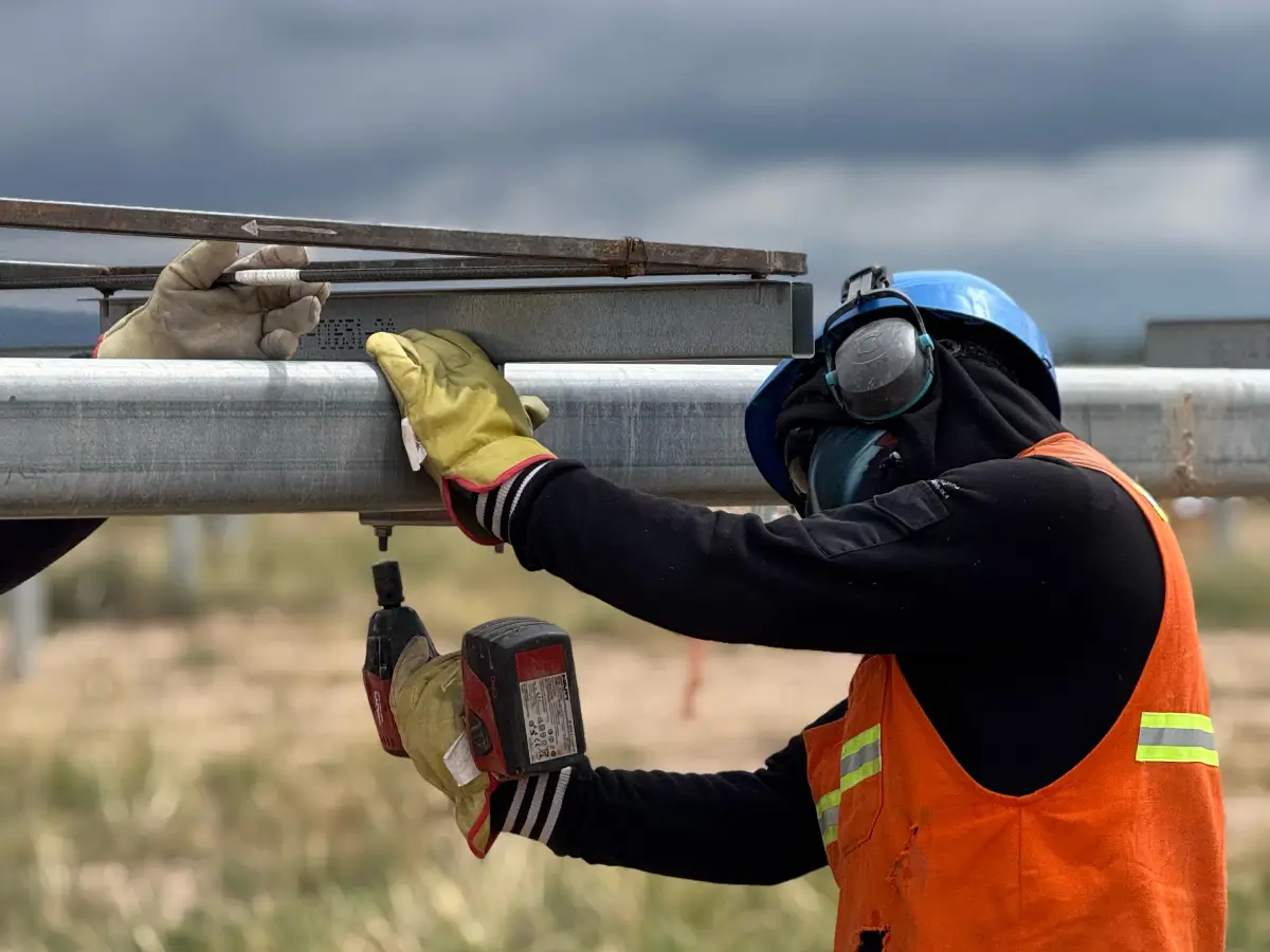 Hincadora instalando estructuras para trackers solares