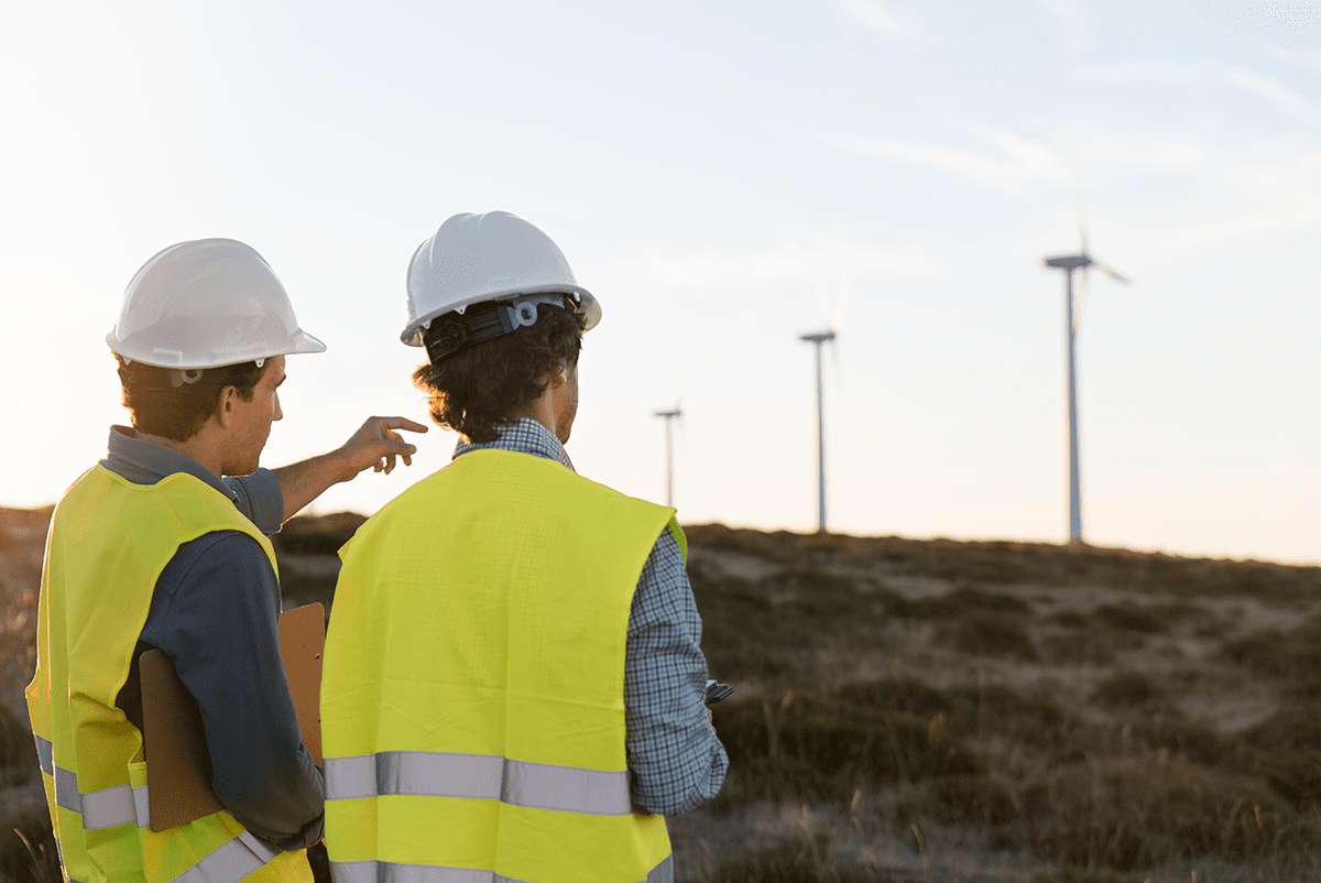 2 ingenieros mirando el horizonte en un parque eólico