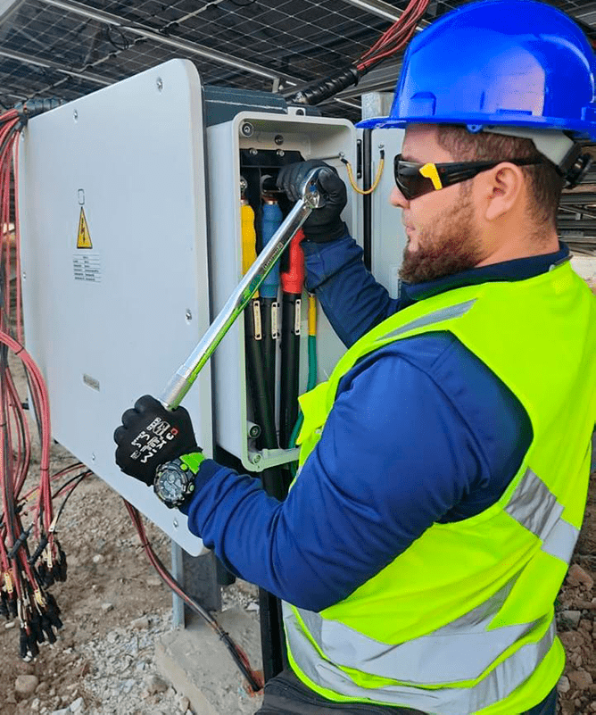 operador realizando instalación eléctrica con su equipo de seguridad